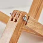 Détail de l'abat-jour et de la structure en bois de la lampe bonhomme