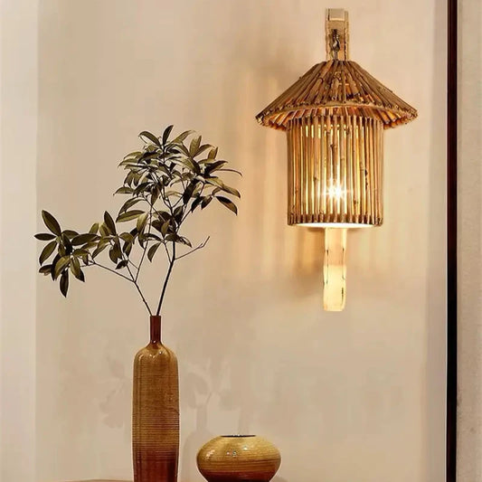 Lampe murale en bambou dans un salon bohème avec des éléments de décoration naturels.