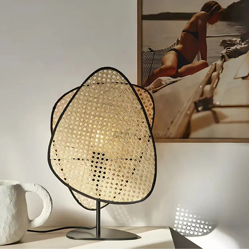 Lampe rotin design dans un décor de salon minimaliste.