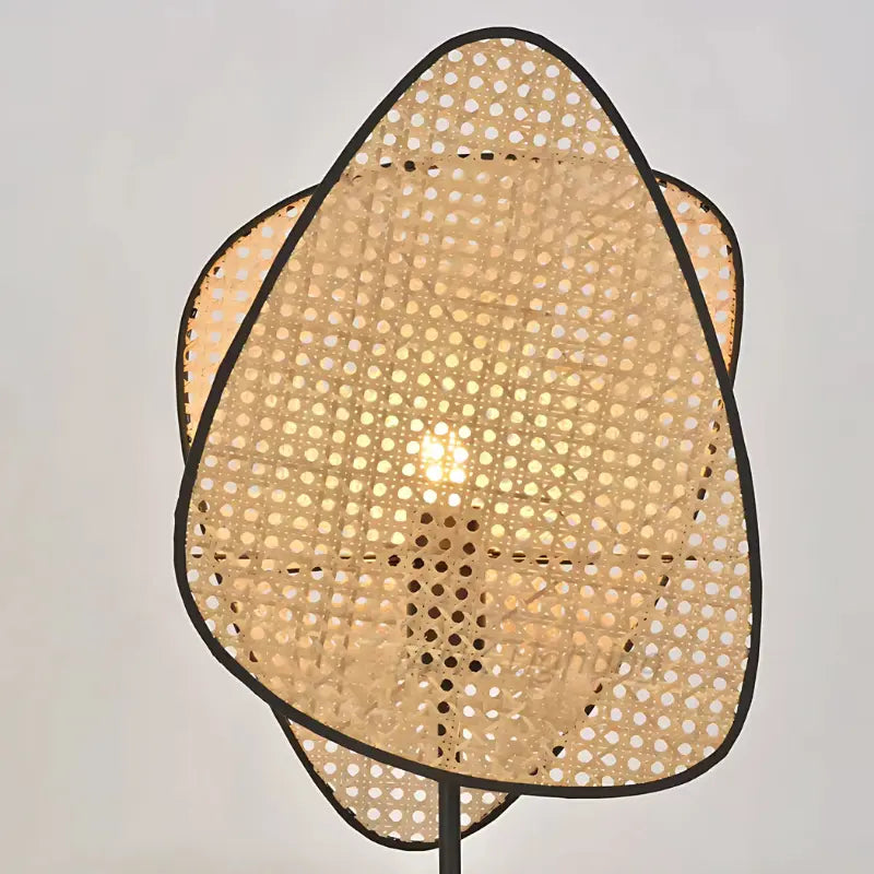 Gros plan sur l'abat-jour en rotin de la lampe design.