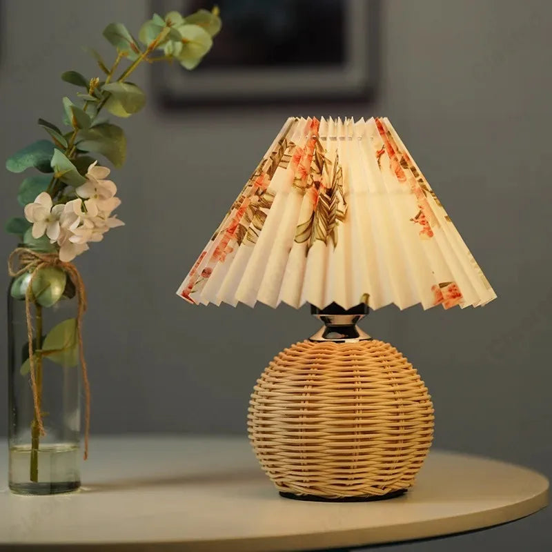 Lampe rotin vintage avec abat-jour fleuri dans une ambiance florale rétro.