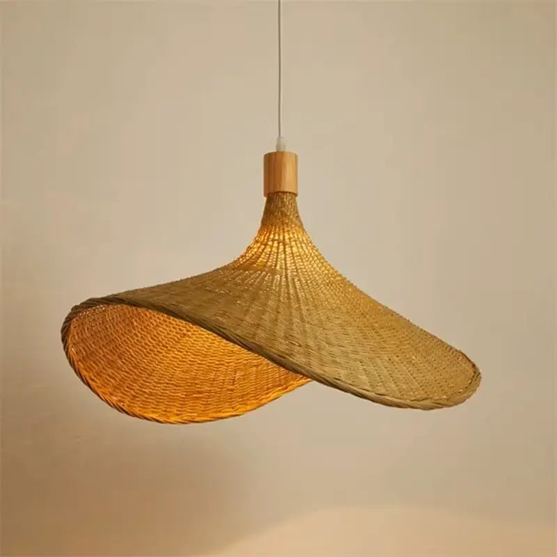 Lampe suspendue en bambou vue de profil