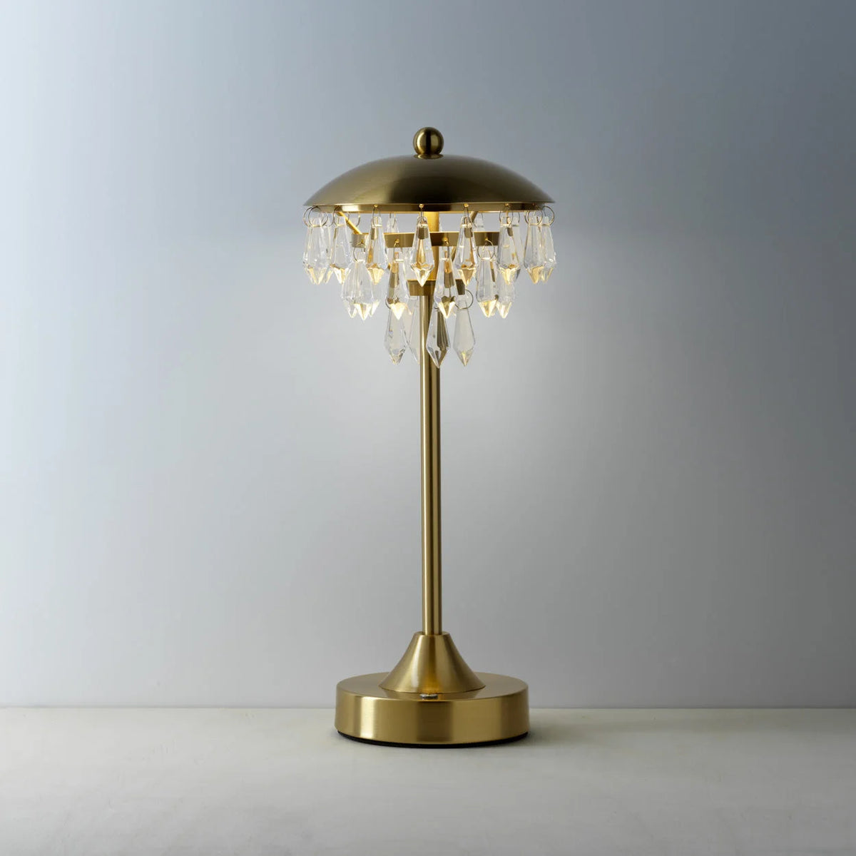 Lampe de table en laiton doré avec abat-jour dôme et pampilles en verre, H33 cm