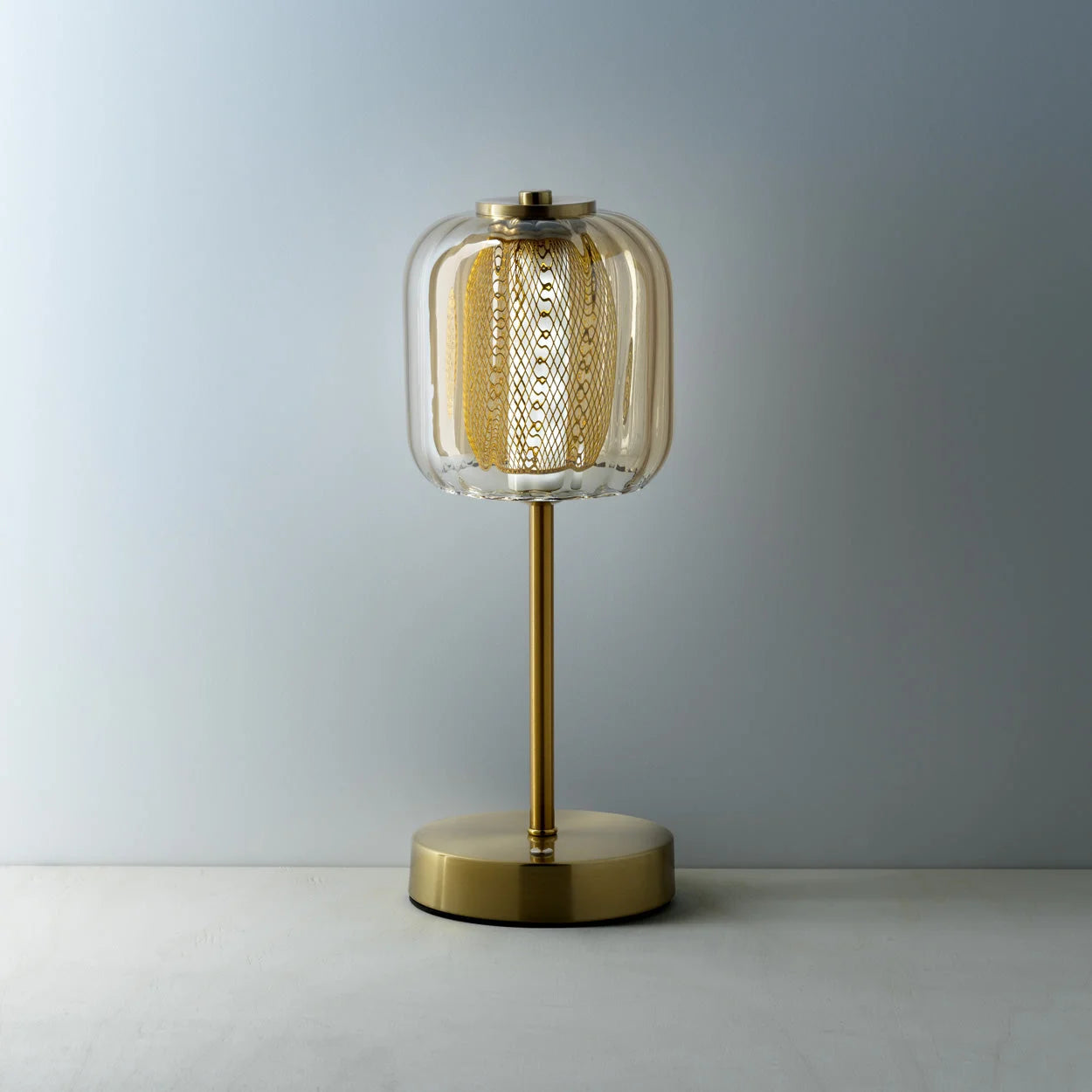 Lampe de table en laiton brossé et verre ambré nervuré, H32 cm