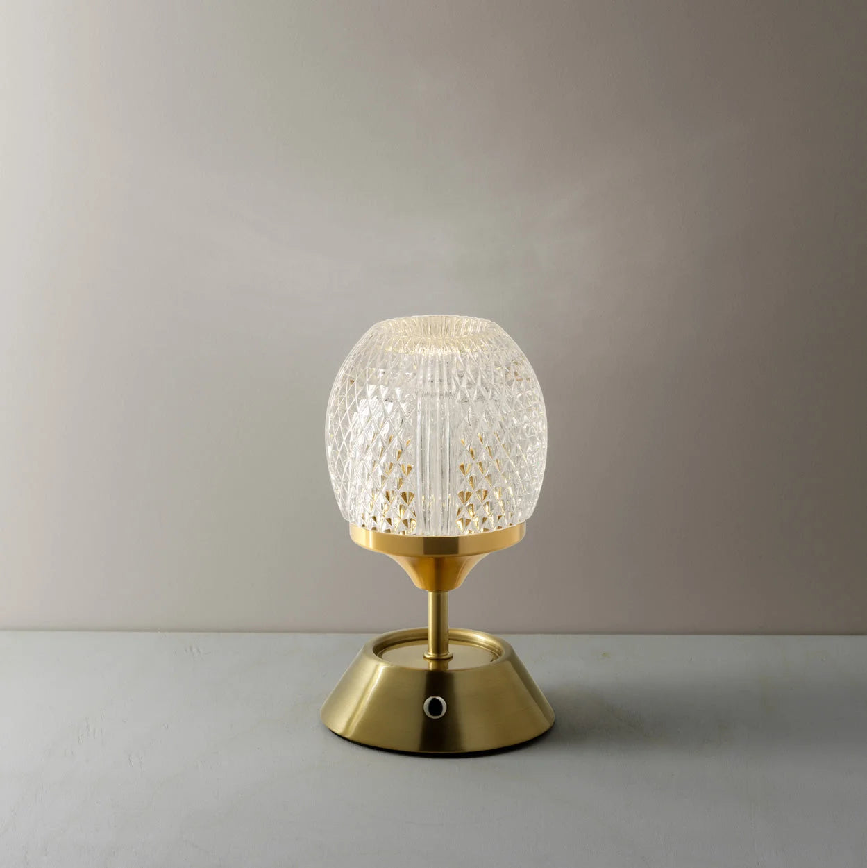 Lampe de table en laiton avec globe en verre facetté transparent