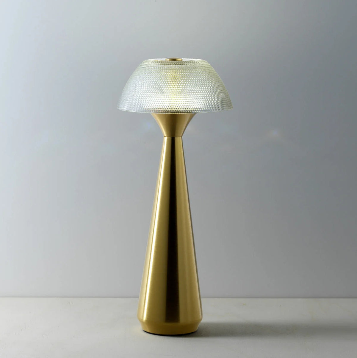 Lampe de table en métal doré à LED avec abat-jour texturé en verre translucide H28 cm
