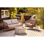 Canapé en osier beige rembourré avec pieds en bois et fauteuil assorti sur terrasse en bois