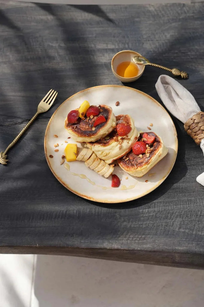 Assiette à salade Cascais avec pancakes aux fruits et sirop pour repas délicieux