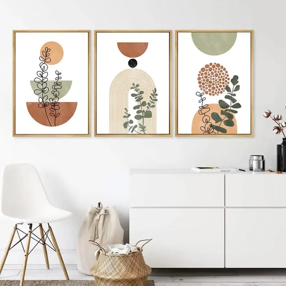 Lot de tableaux boho dans un salon avec décoration chaleureuse et moderne.