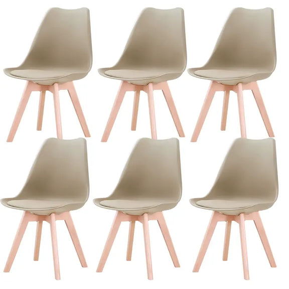 Lot de 6 chaises scandinaves beiges sur fond blanc