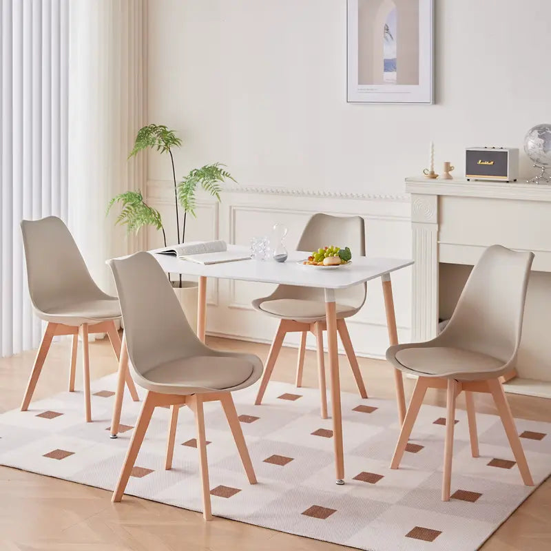 Lot de 6 chaises scandinaves beiges dans un salon lumineux
