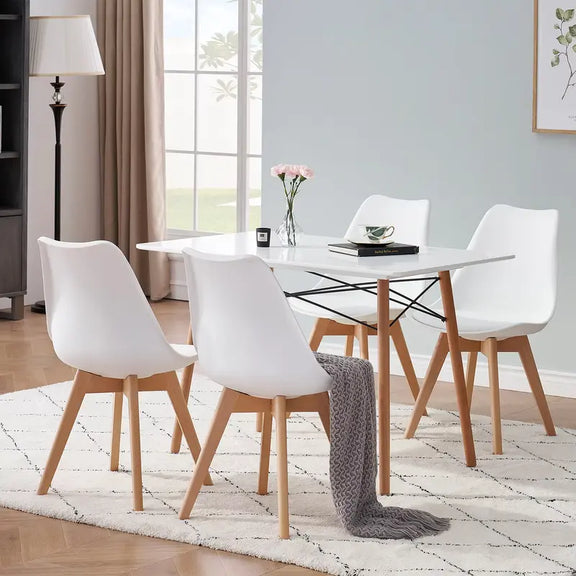 Lot de 6 chaises scandinaves blanches dans une salle à manger moderne