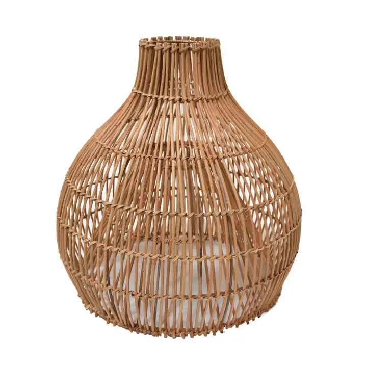 Lustre artisanal en rotin de 40 cm, forme organique.