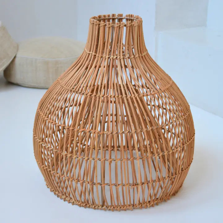 Lustre en rotin de 40 cm avec une structure ajourée, sur fond blanc.