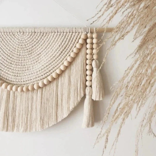 Macramé avec perles gros plan