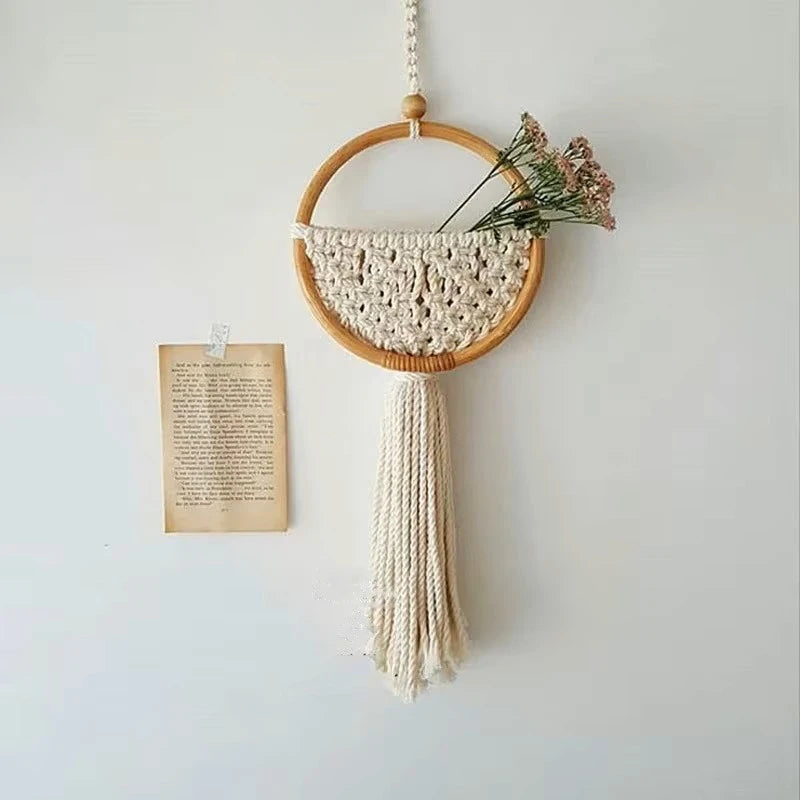 macramé rond mural vu de face avec corde en coton et cadre en bois.