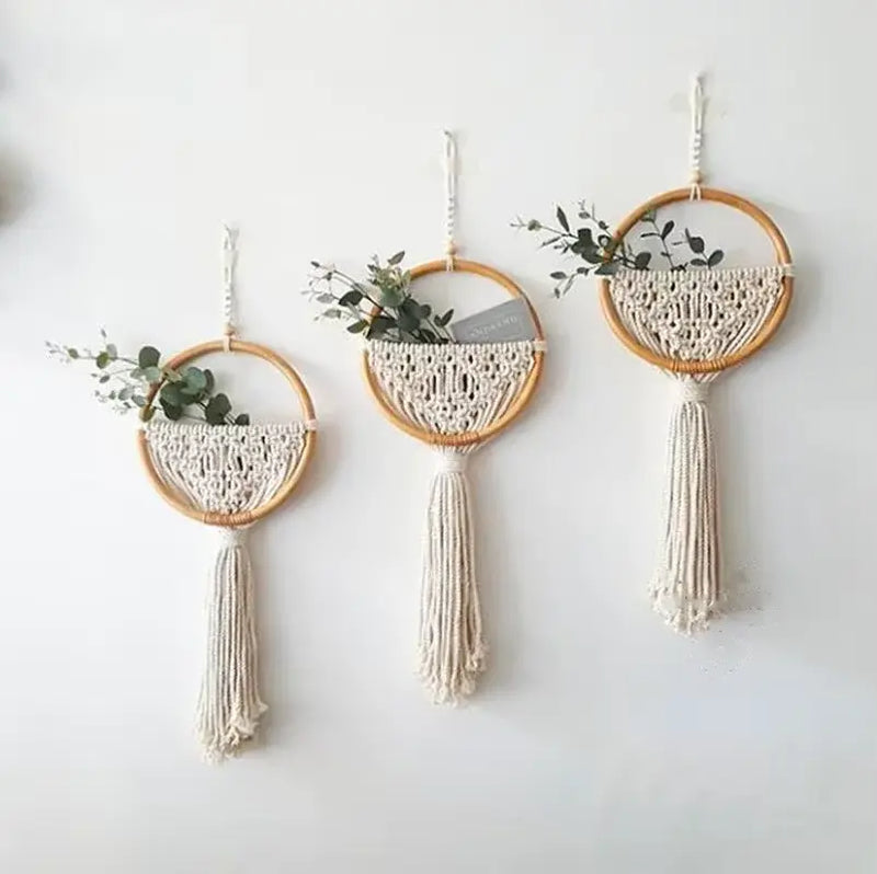 macramé rond mural vu de face avec corde en coton et cadre en bois.