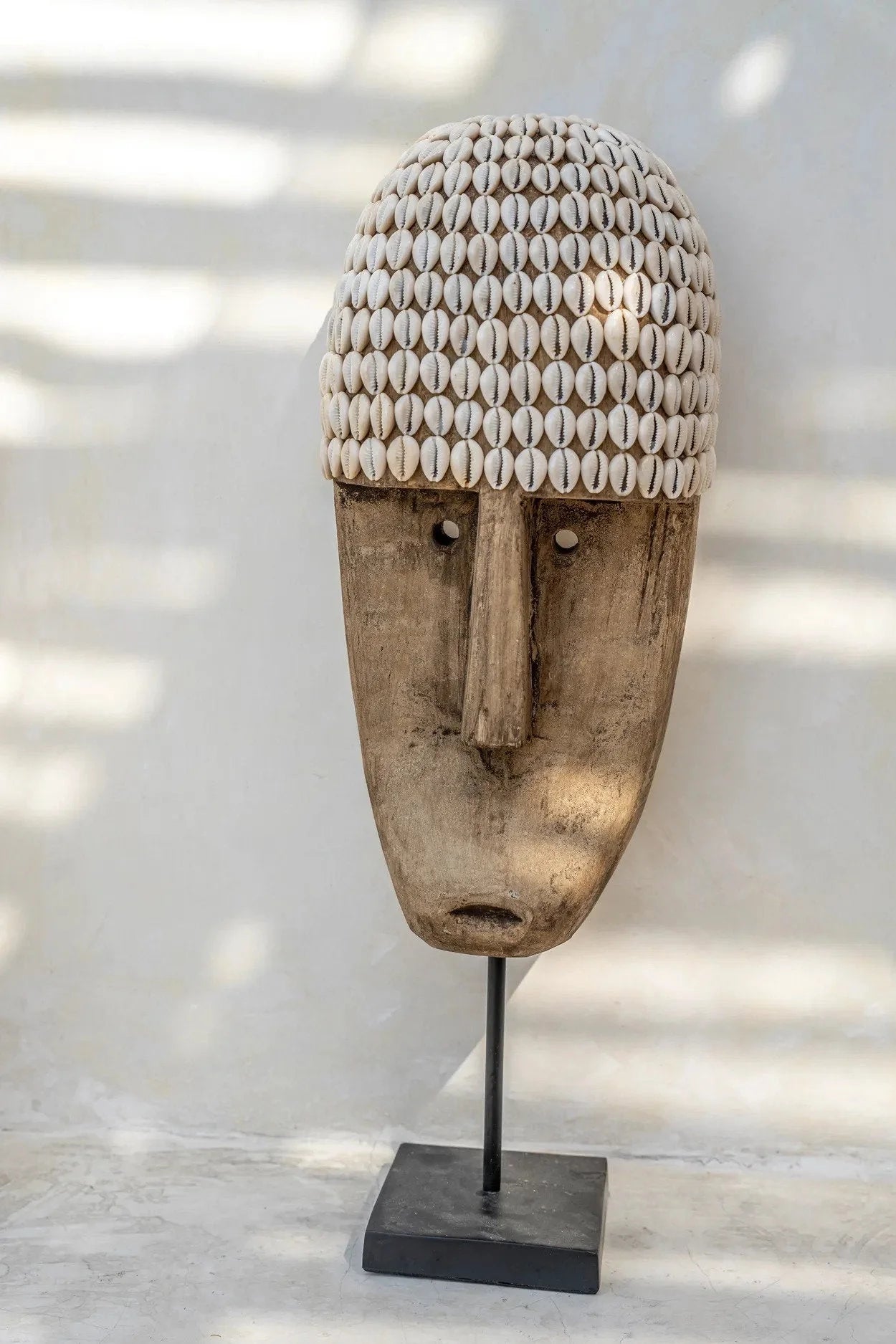 Masque décoratif en coquillages blancs sur socle naturel, H50 cm