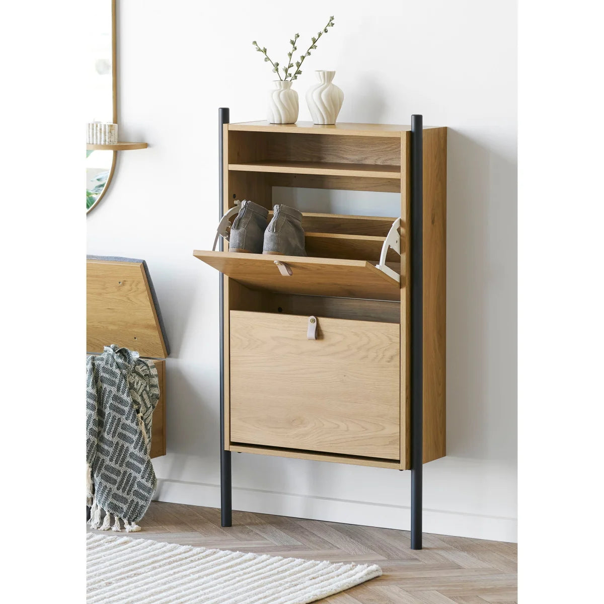 Meuble à chaussures bois clair et métal noir avec étagère coulissante
