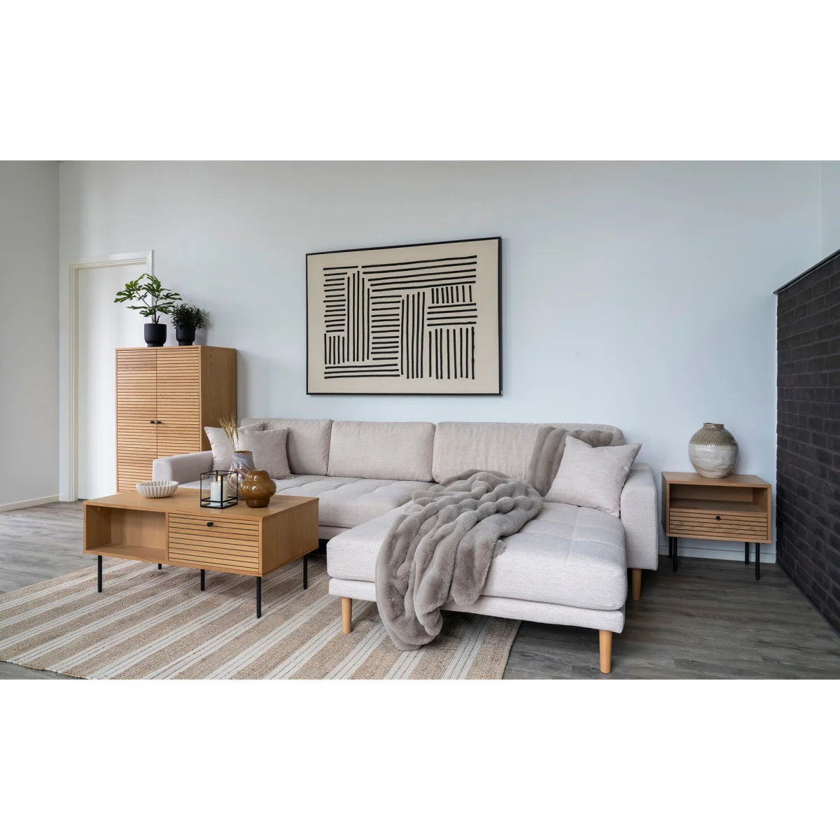 Canapé sectionnel beige texturé avec pieds en bois clair