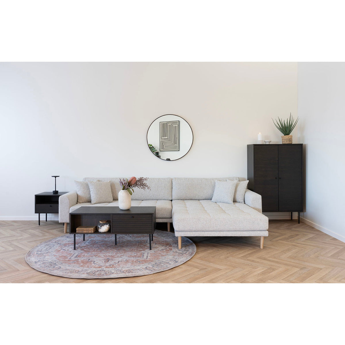Canapé sectionnel gris clair capitonné et pieds en bois avec meuble TV bas en bois fumé et métal noir, 100x50 cm