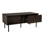 Table basse en bois fumé moderne avec façade à lattes et pieds en métal noir