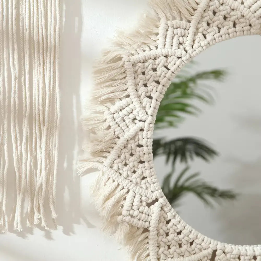 Gros plan sur le tressage du miroir macramé blanc 2