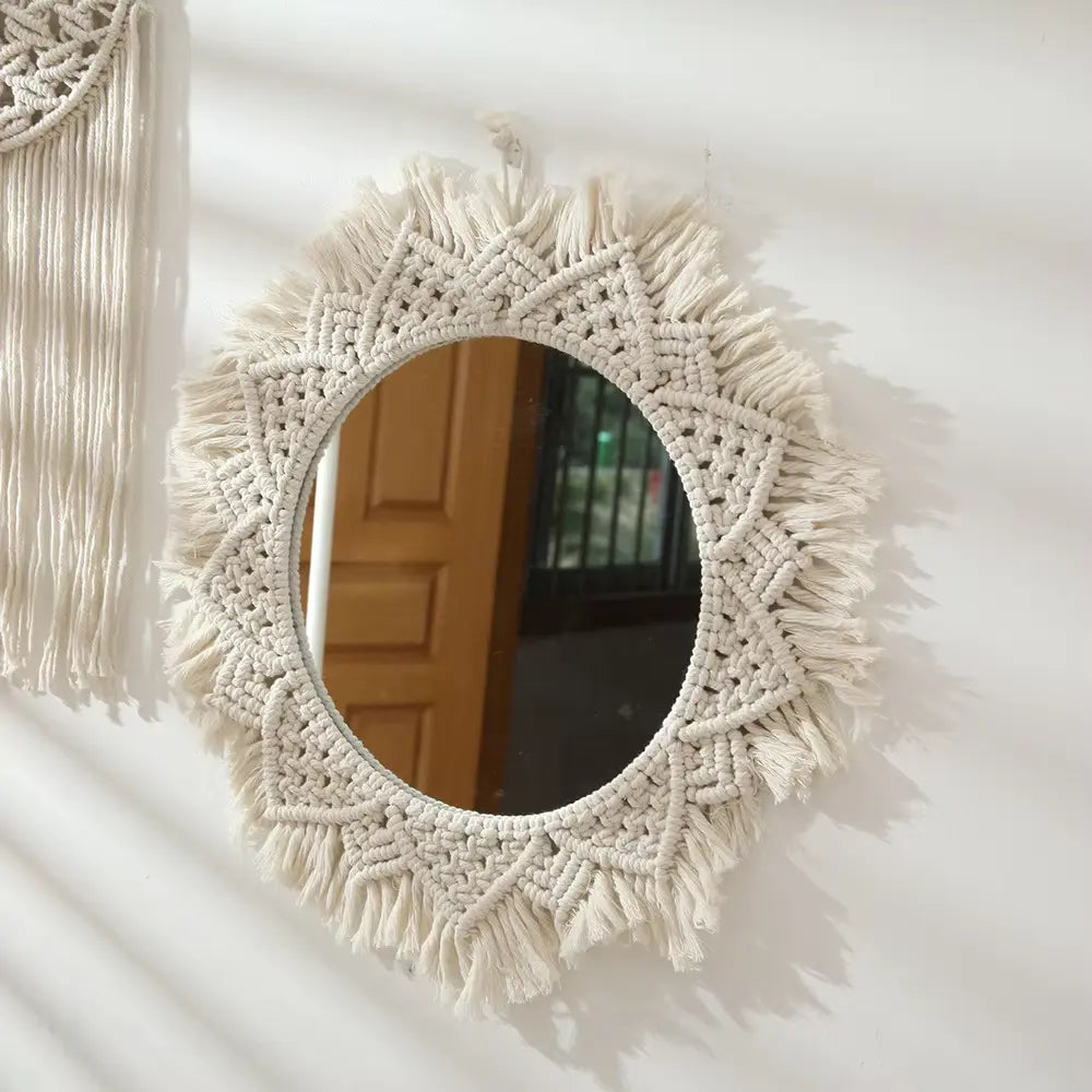 Vue de côté du miroir macramé blanc