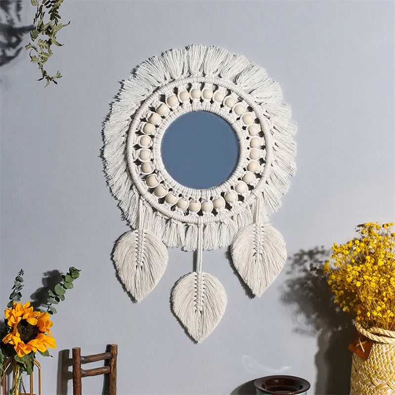 Miroir macramé en plume installé dans une pièce