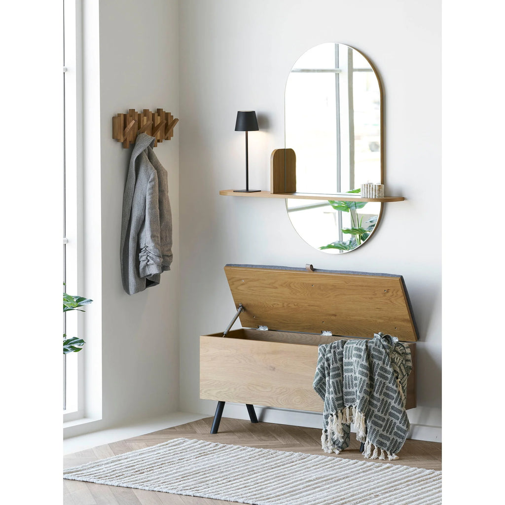 Banc de rangement en bois clair, pieds noirs, couverture à motifs