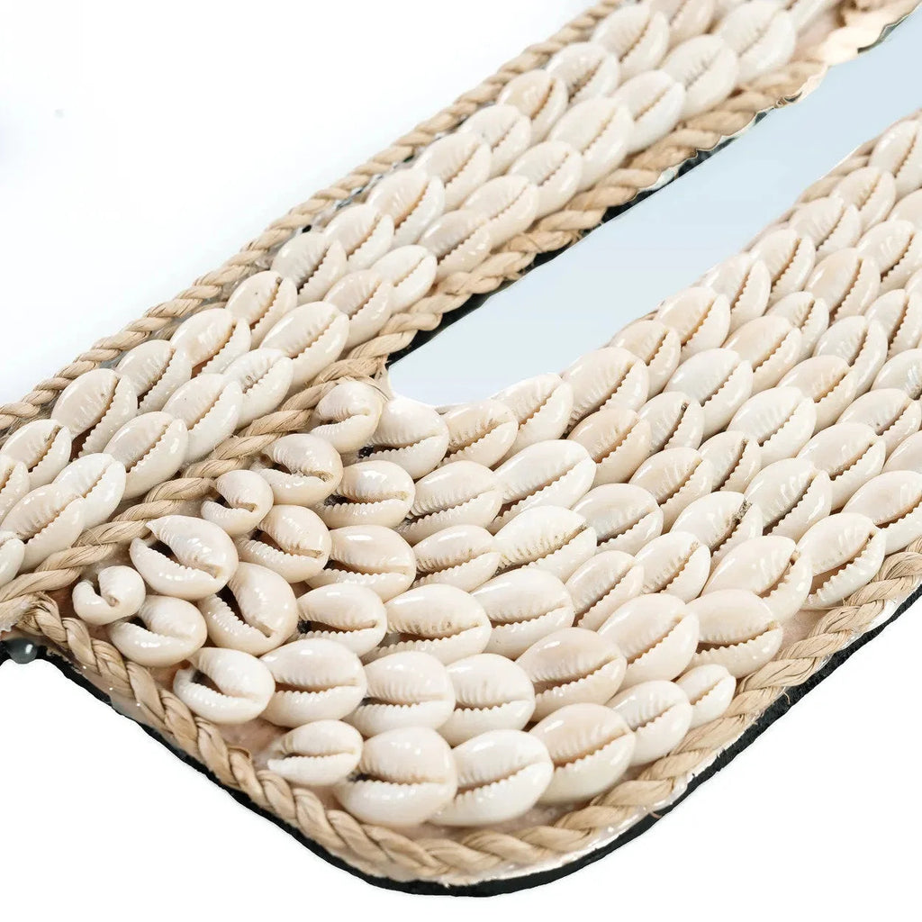 Sac à main avec sangle en corde tressée et coquillage cauris beige