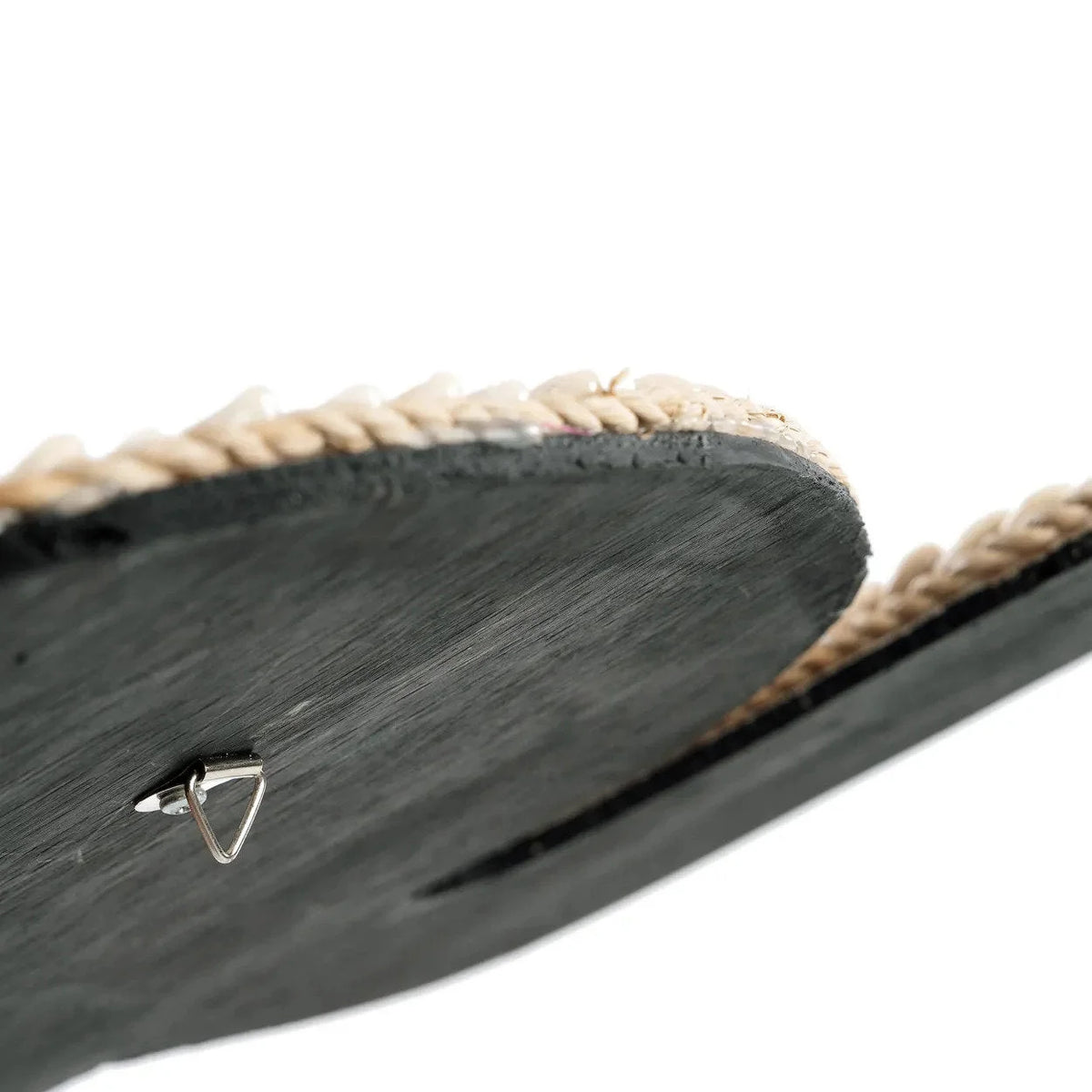 Sandale espadrille noire avec bordure jute tressée et accent métallique triangulaire argenté