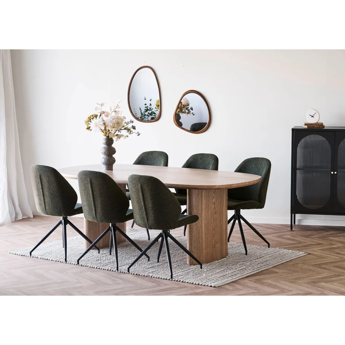 Table à manger ovale moderne bois clair, base piétement central, 6 chaises vert foncé