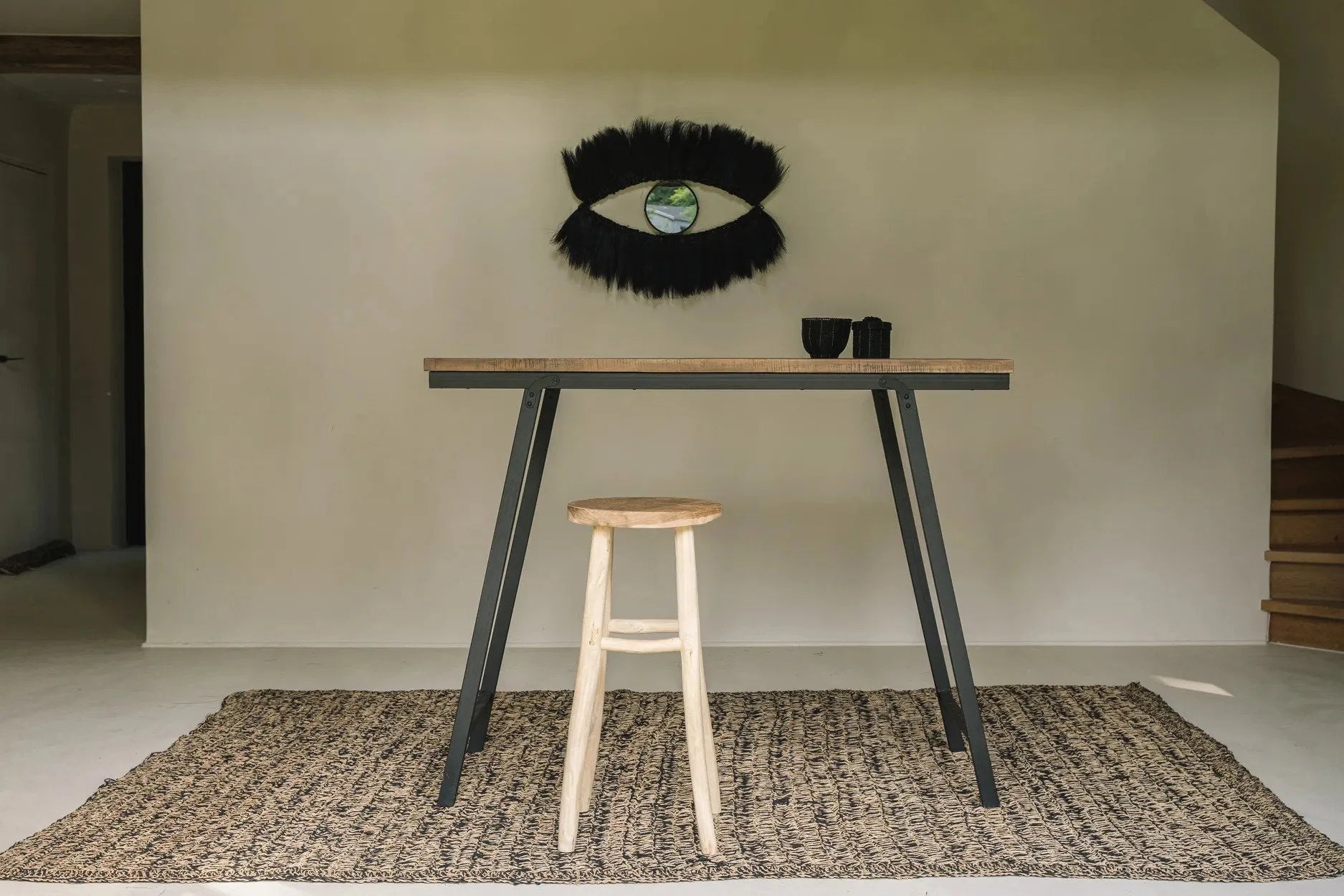 Table de bar moderne en bois et métal avec un tabouret en bois clair