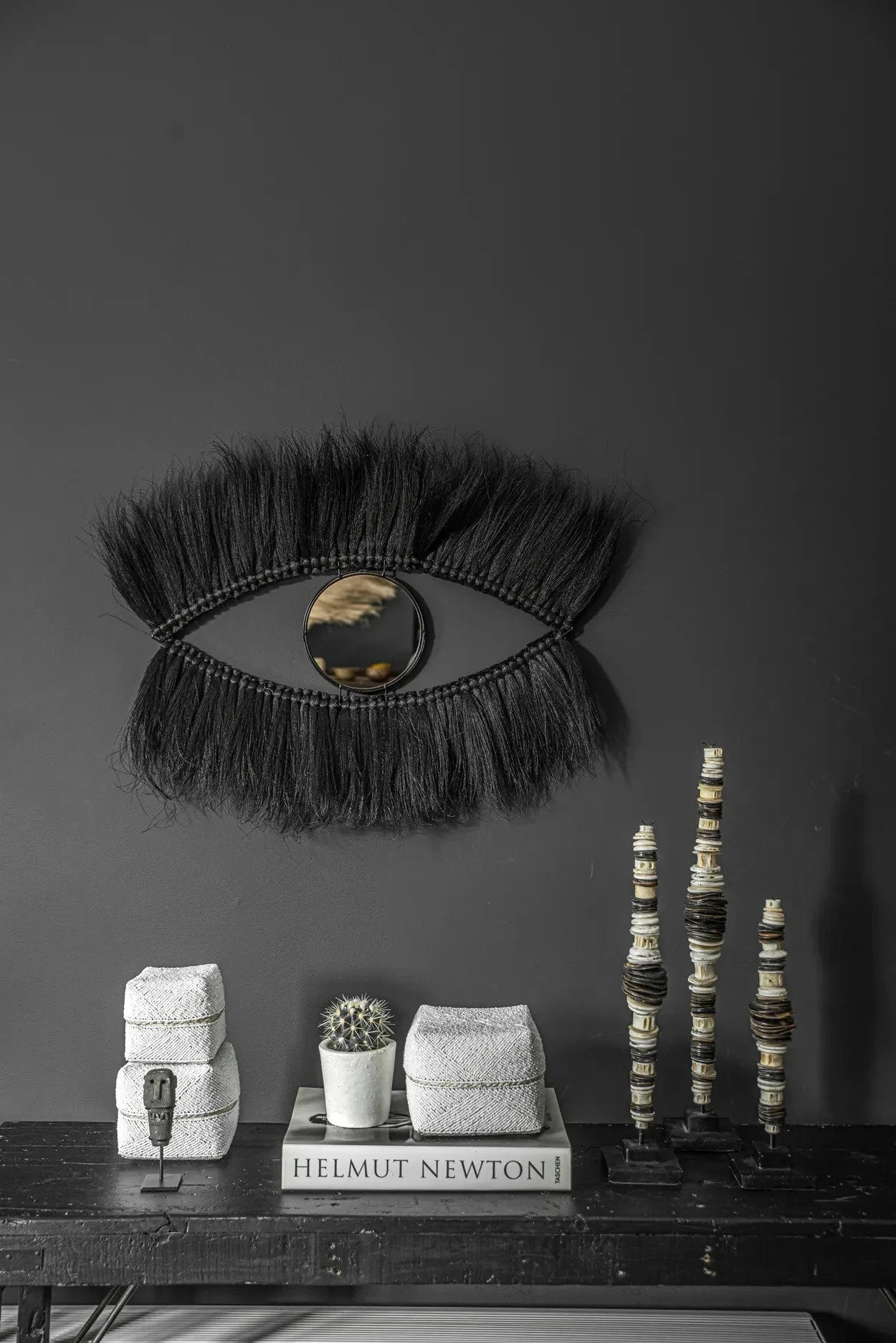 Décoration murale en herbe noire en forme d’œil avec frange et centre réfléchissant
