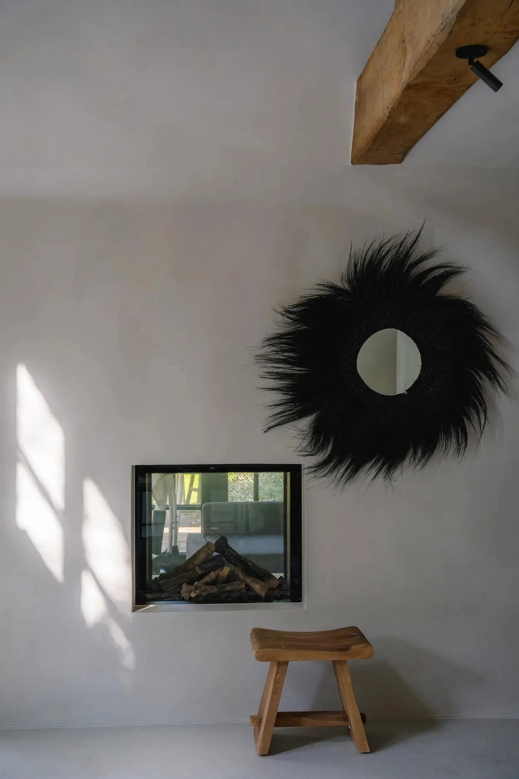 Chaise en bois avec siège incurvé et jambes évasées pour Miroir mural en rayung noir
