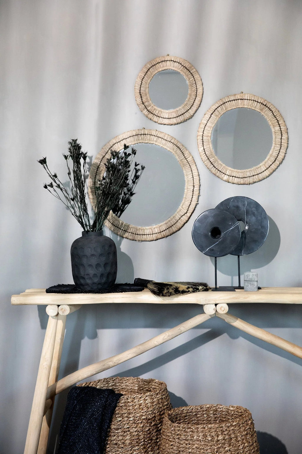 Console en bois clair avec miroirs décoratifs et paniers, artisanat naturel Raphia