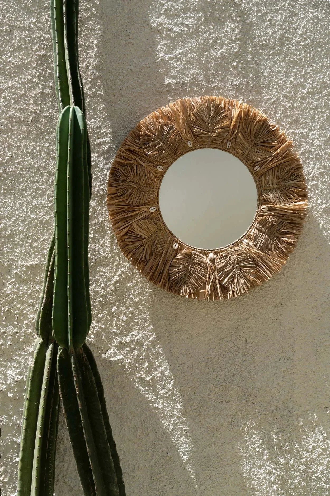 Miroir mural rond avec cadre en raphia naturel, coquillages et texture frangée