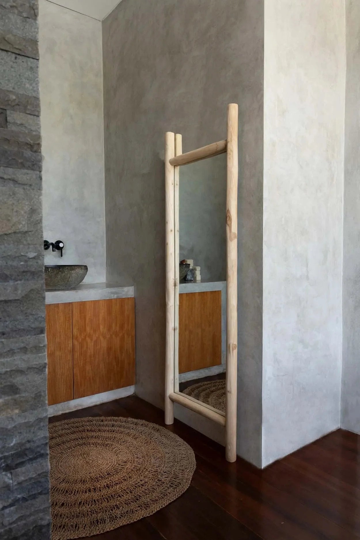 Miroir sur pied en teck naturel 170 cm avec cadre en bois clair pour chambre