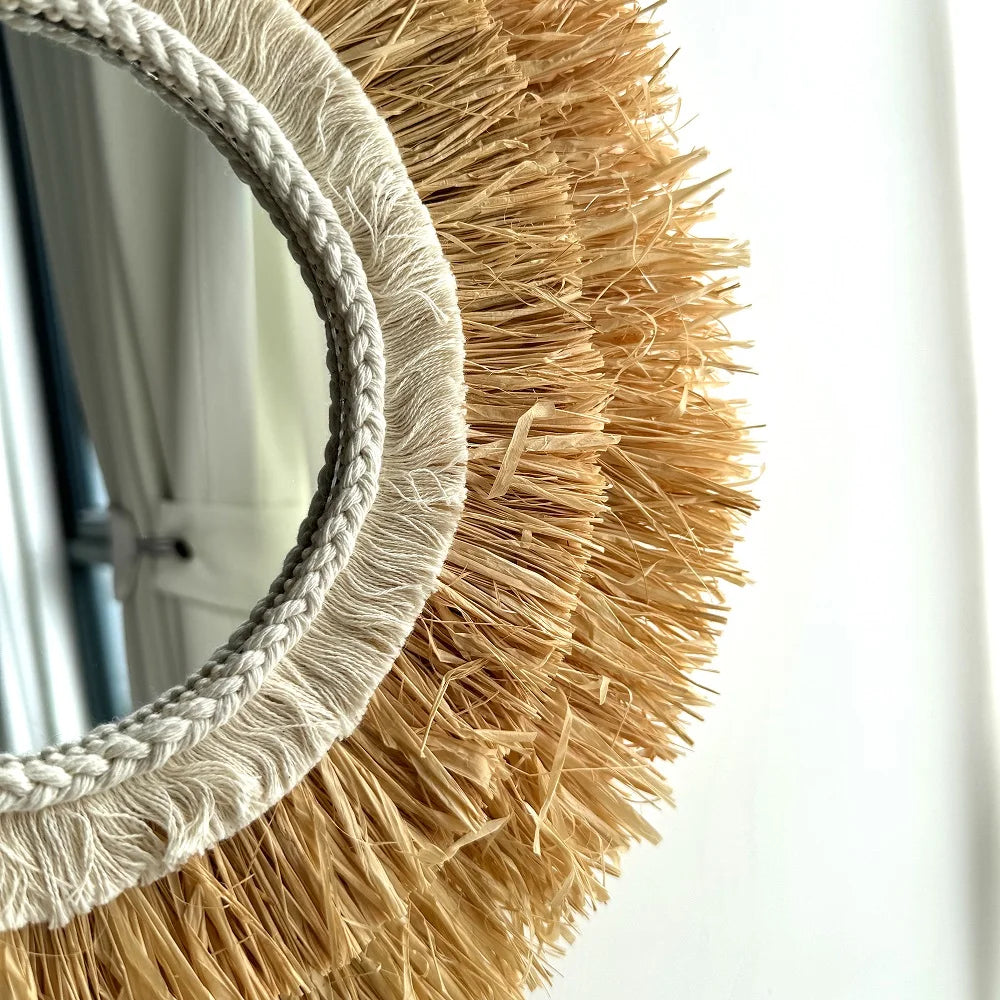 Miroir en raphia gros plan