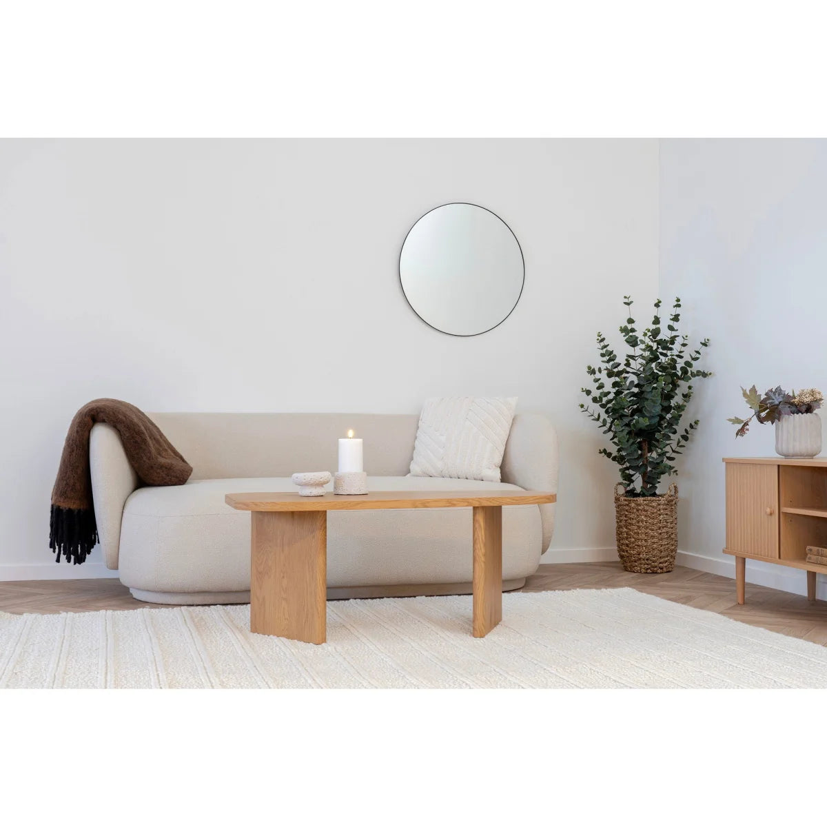 Table basse en bois clair design minimaliste rectangulaire sur deux pieds robustes
