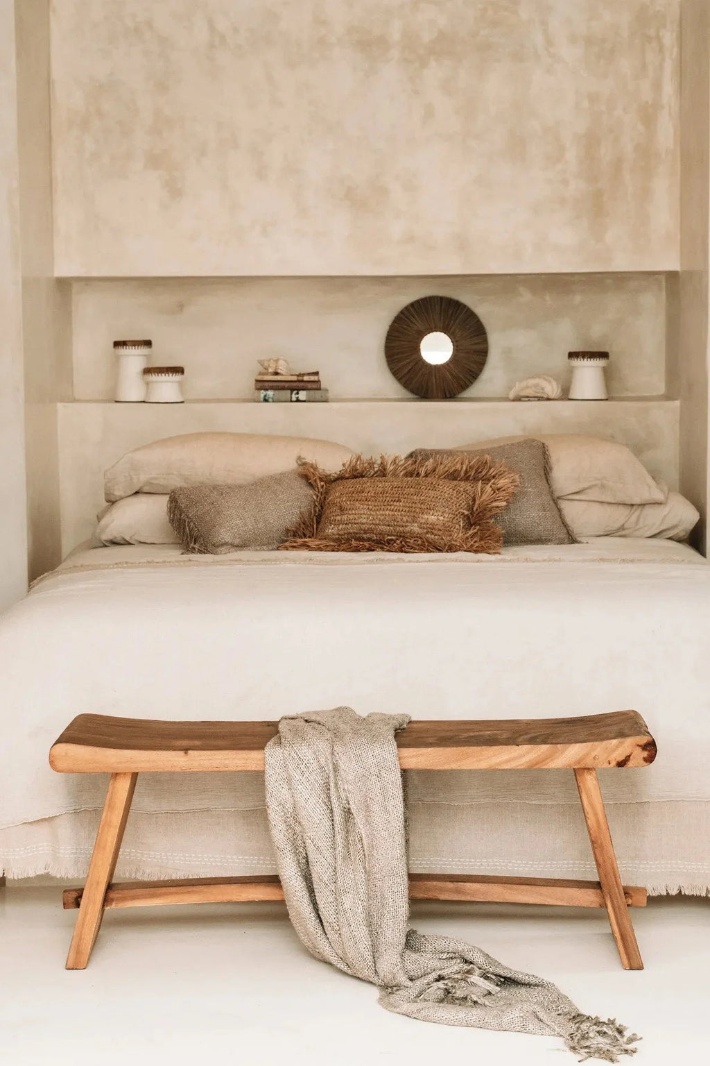 Banquette en bois rustique avec plateau en bordure vivante et jambes en A