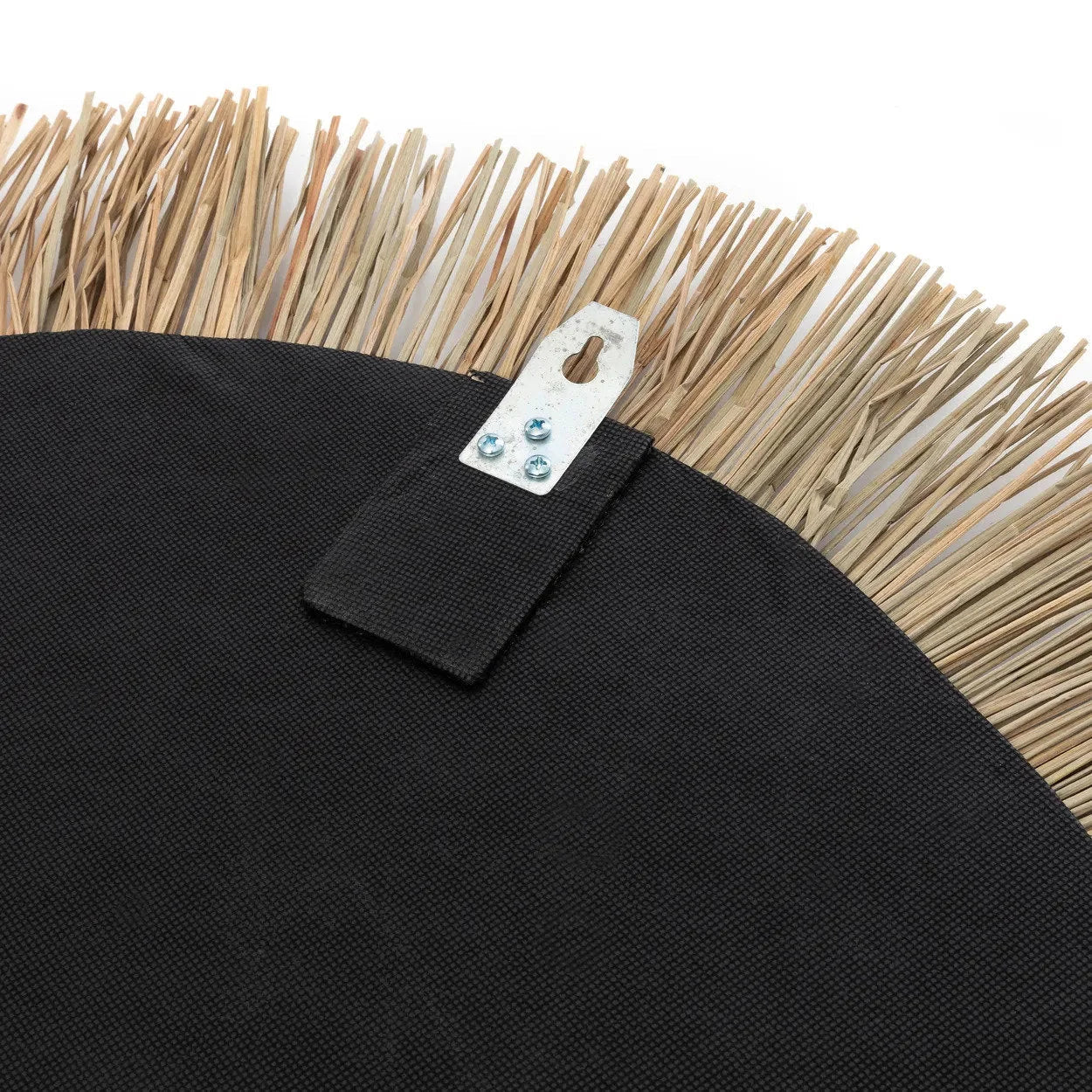 Face arrière d’un miroir rond en herbe et coton noir avec support métallique artisanat