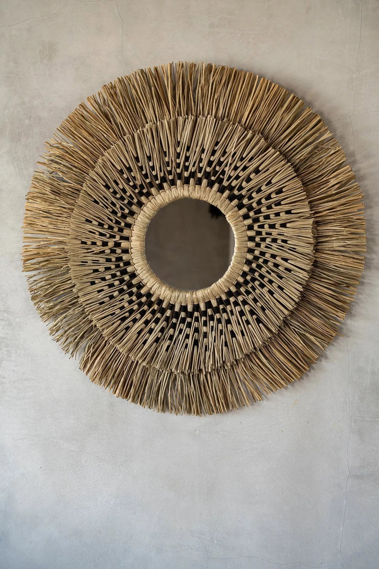 Miroir rond décoratif avec cadre en fibres naturelles et coton noir 70 cm artisanat