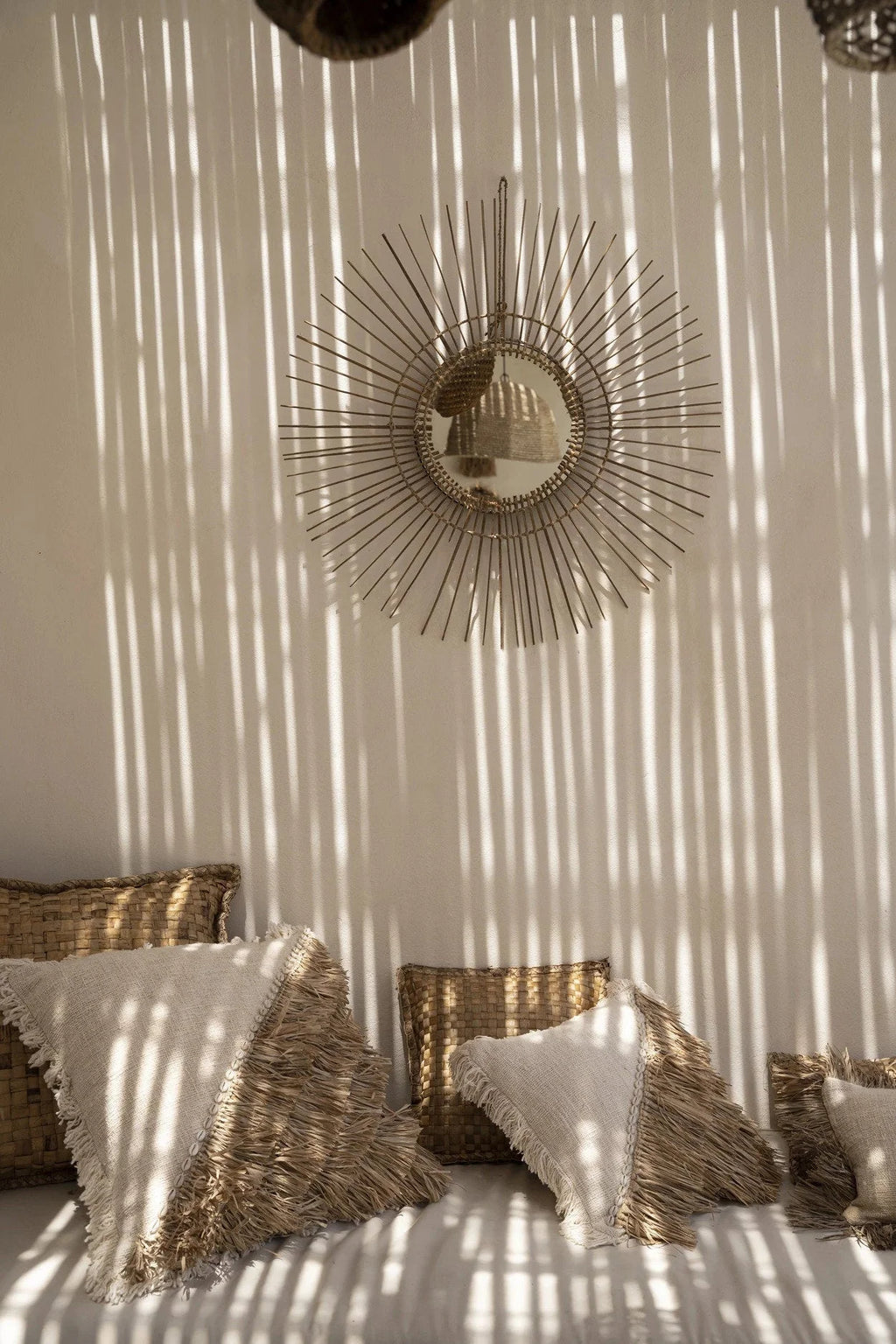 Miroir rond en rotin naturel 85 cm avec un motif de soleil vintage et rayons fins