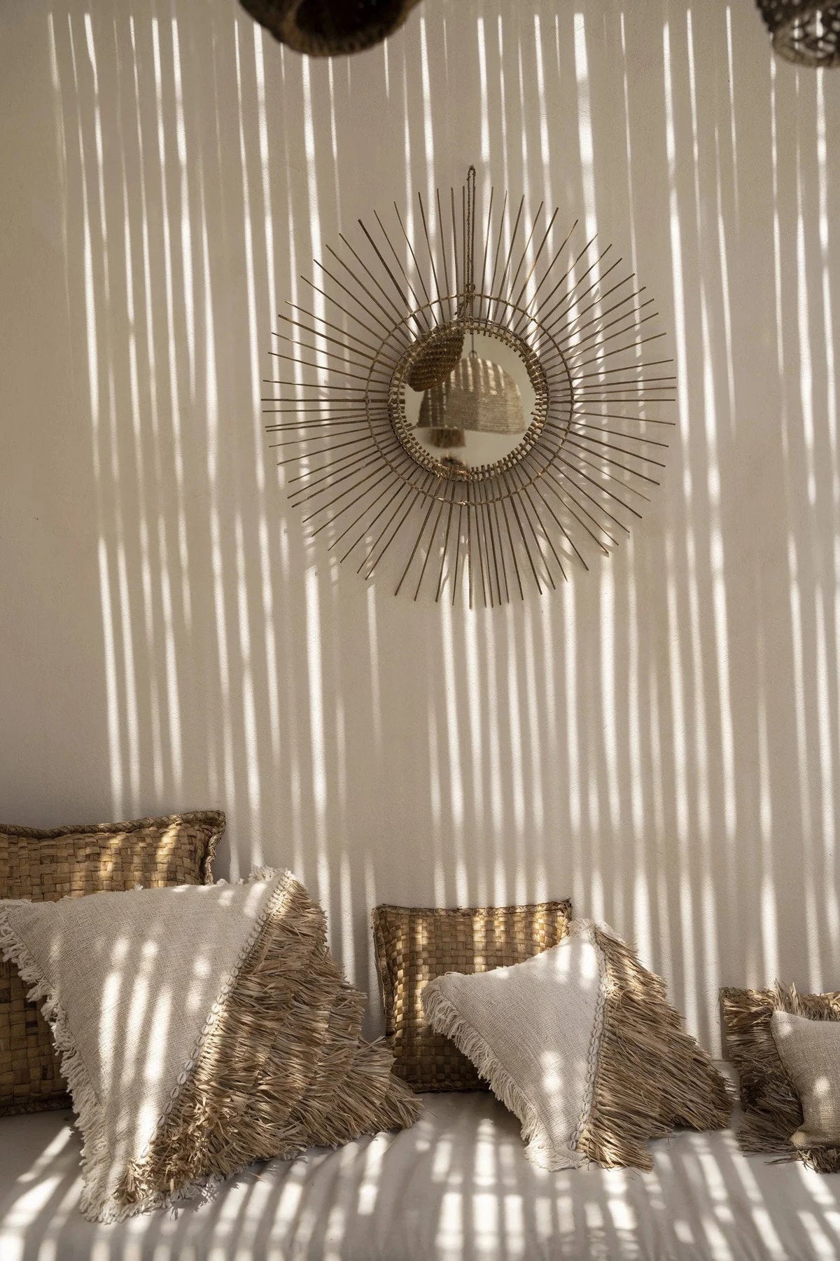 Miroir rond en rotin naturel 85 cm avec un motif de soleil vintage et rayons fins