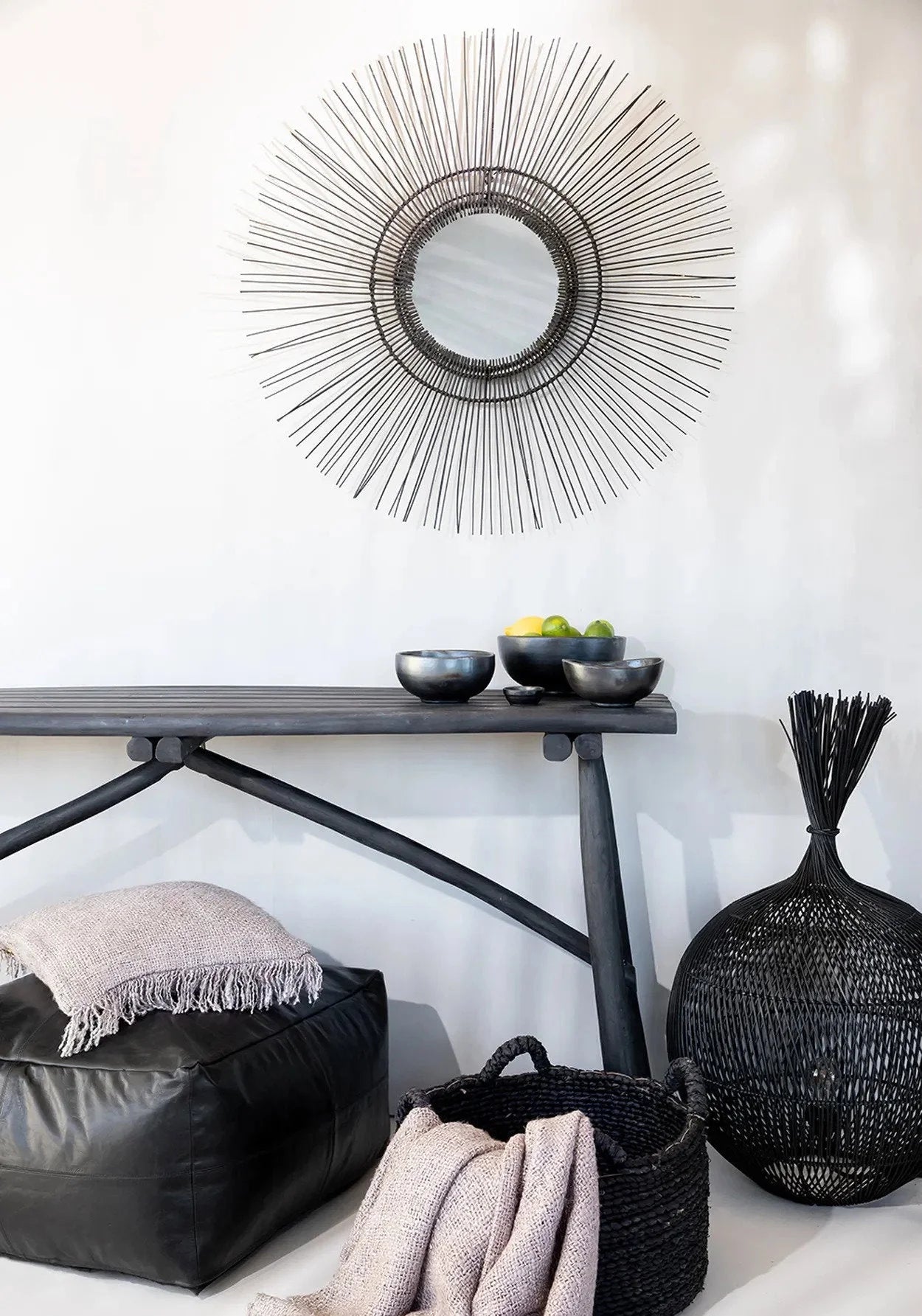 Miroir rond en rotin noir style années 70 avec cadre en fil métallique