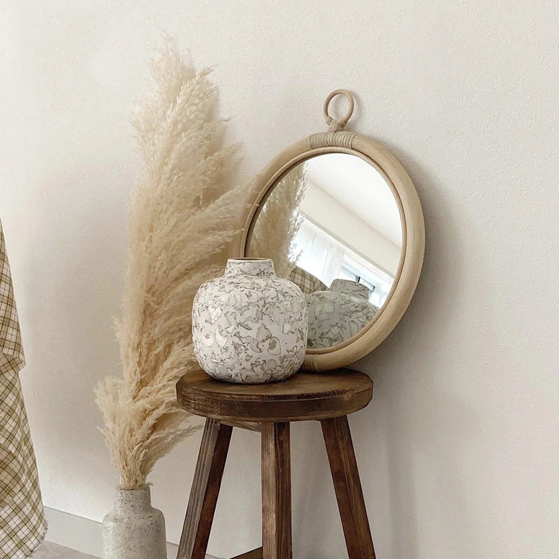 La vue de côté du miroir rotin déco
