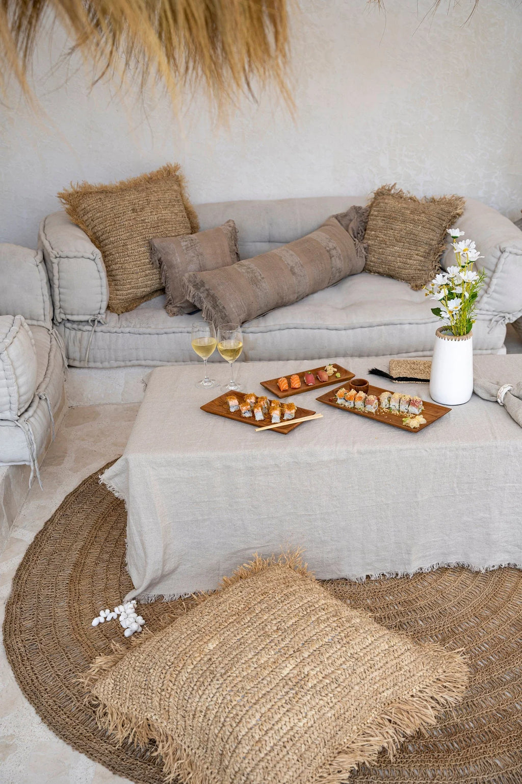 Canapé modulable beige clair avec coussins en fibre naturelle pour salon élégant