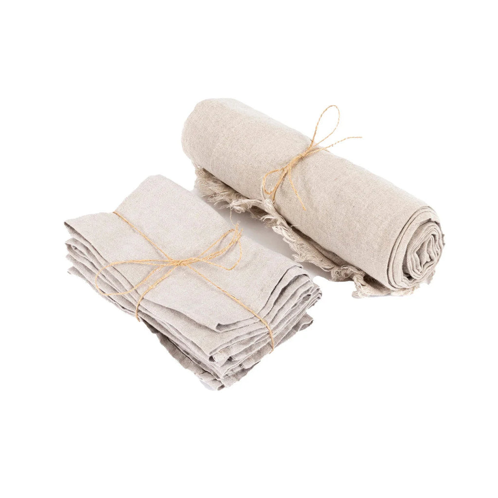 Nappe en lin beige 150x200 cm pliée et roulée avec de la ficelle pour table rectangulaire